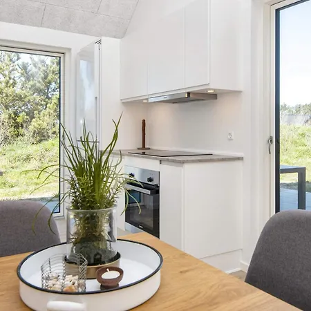 Ferienhaus Luxury Retreat Near Lakolk *