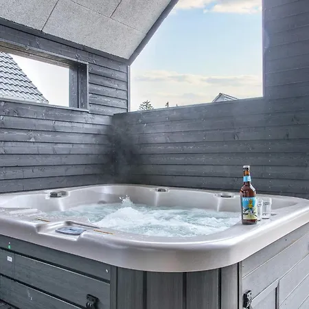Ferienhaus Luxury Retreat Near Lakolk *